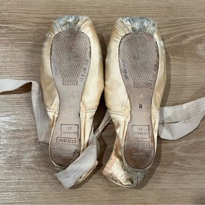 dead pointe shoes